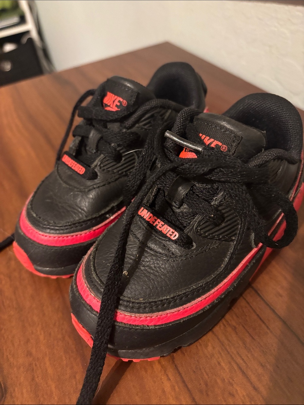 Nike Kids Black and Red Low-Top Sneakers size 7C